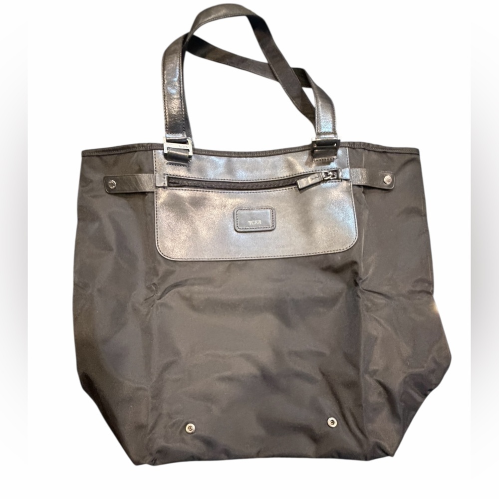 ๐คTUMI Black Pack-A-Way Travel Bag. Great for when you shop while on the road!